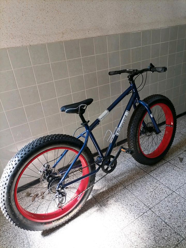 Fahrrad mit Dicken Reifen in Rösrath