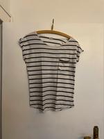 Kartiertes weiß-blaues T-Shirt mit verzierter Tasche Berlin - Mitte Vorschau