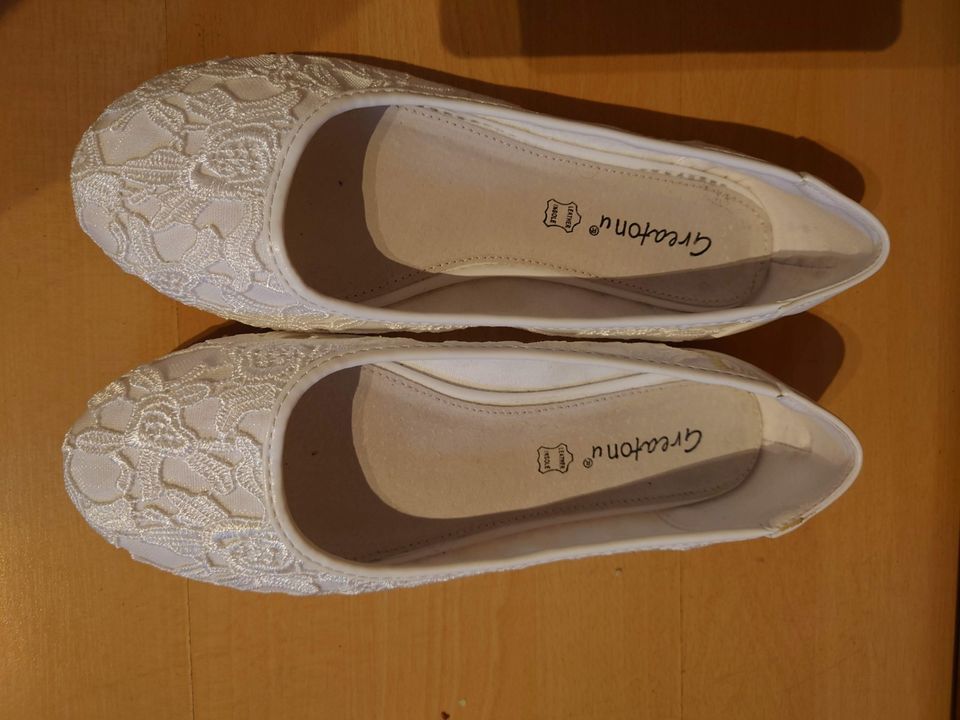 Weiße Ballerinas mit Spitze, Hochzeitsschuhe in Tübingen