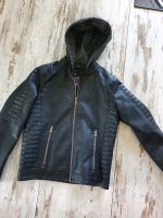 Coole Kunstlederjacke Jacke  im Bikerstil 146/152 Niedersachsen - Nörten-Hardenberg Vorschau