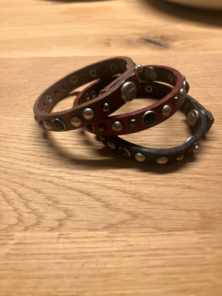 Lederarmbänder von Liebeskind in rotbraun, braun und schwarz in Düsseldorf