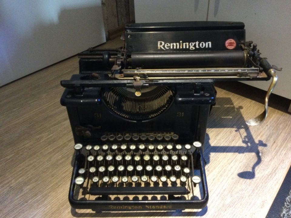 Alte Antik Schreibmaschine von Remington, Wir brauchen Platz!!! in Bergenhusen