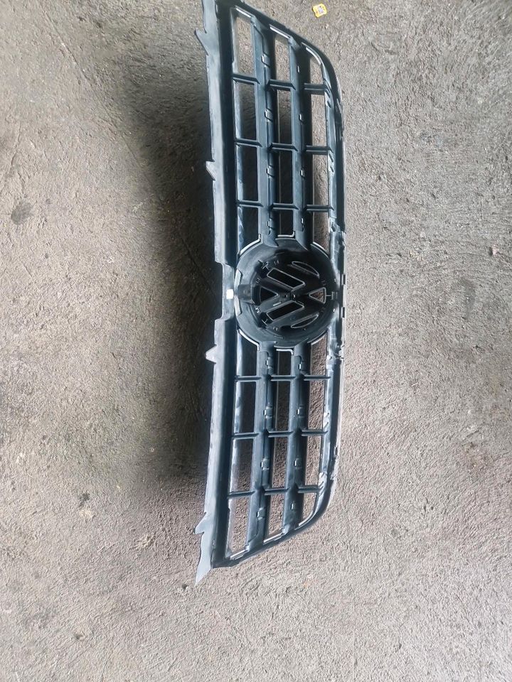 Vw Touareg grill vorne bj 06 in Langenbrettach