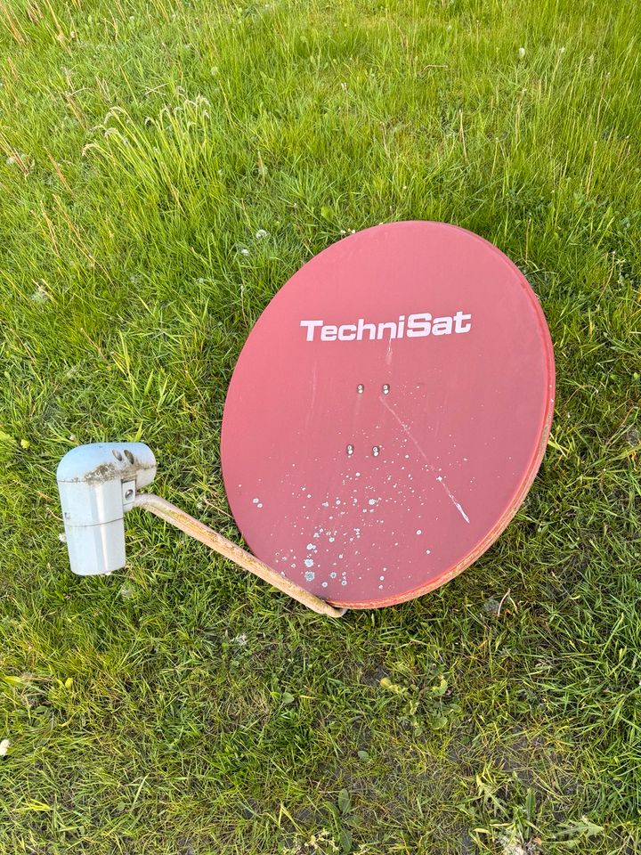 TechniSat Satelittenschüssel inkl. Wandanbr., voll funktionsfähig in Dötlingen