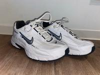 Nike Initiator- white metallic black Mitte - Wedding Vorschau