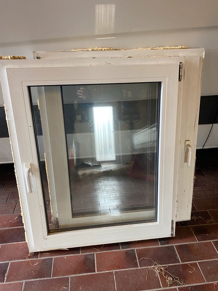 2 Fenster weiß, Kunststoff, Maße: 90x106,5cm in Dinklage