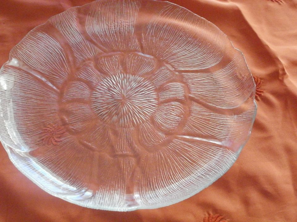 Zeitlose Kuchenplatte aus Glas im Blattdesign in Schleiden