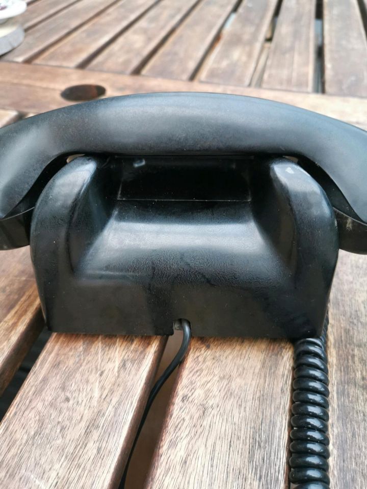 DDR Telefon aus Bakelit mit Wählscheibe Ostalgie in Berlin