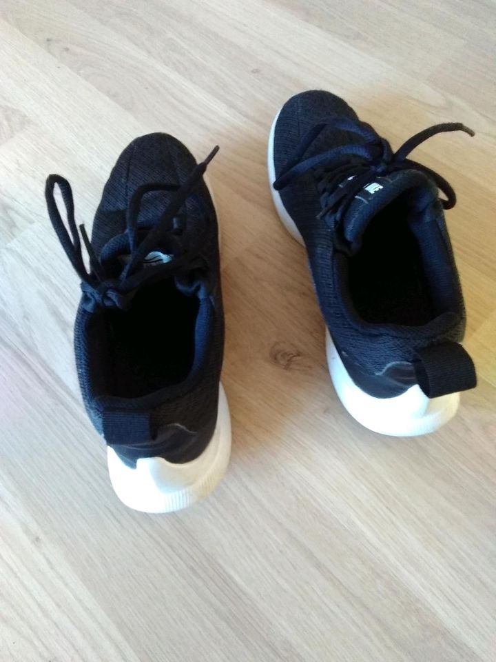 Nike Sneaker schwarz Größe 37,5 in Weingarten (Baden)
