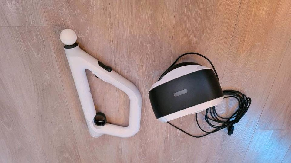 PS4 Slim mit VR Brille 2 Controller und 2 Spielen+ Waffe in Kiel