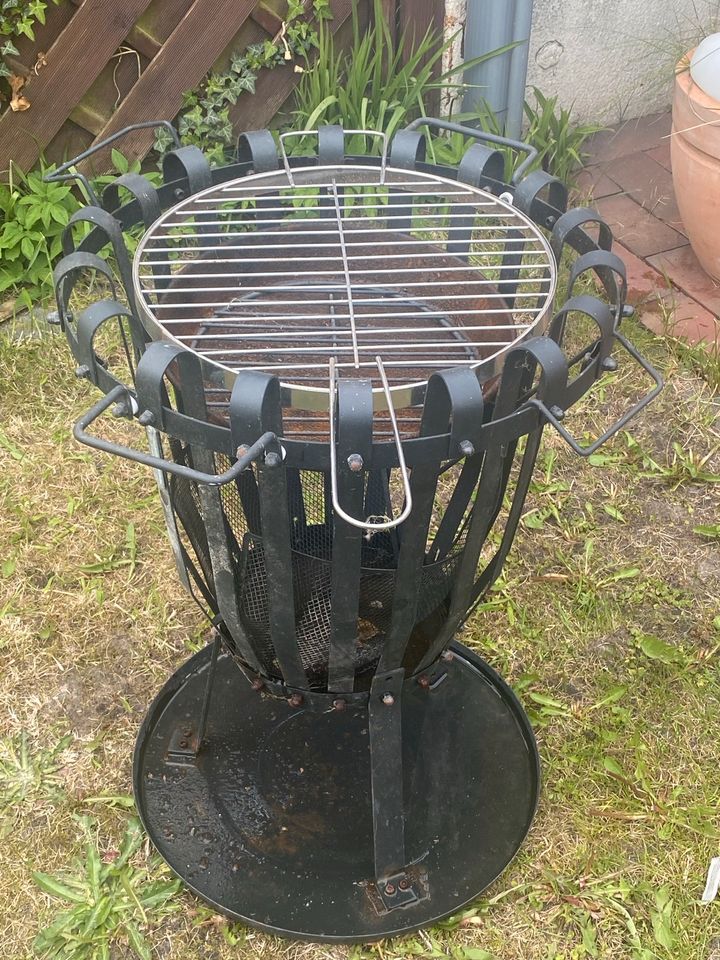 Feuerkorb mit Grill- Zubehör gebraucht in gutem Zustand in Delmenhorst