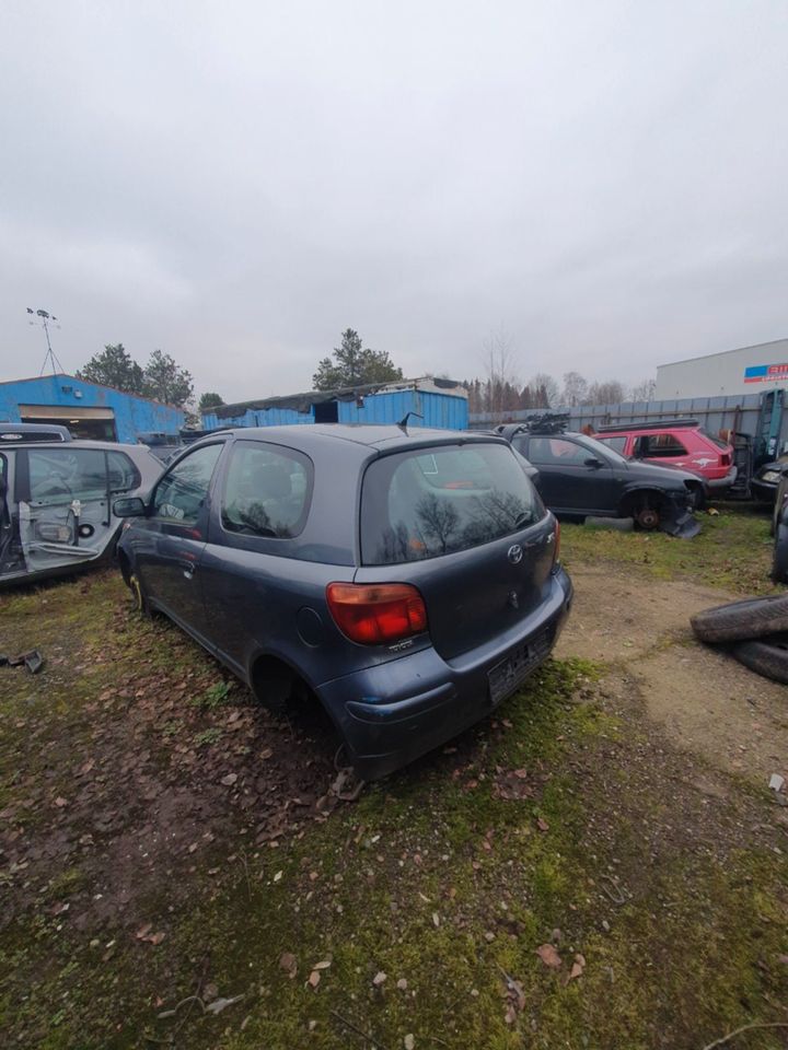 Toyota Yaris P1F Schlachtfest Ersatzteile Einzelteile Blau Bj.03 in Bremervörde