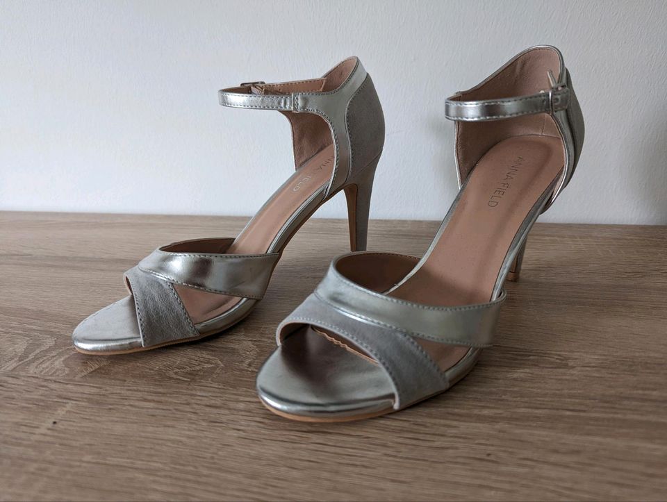 Pumps mit Riemchen, silber grau, Gr. 38 in Gifhorn