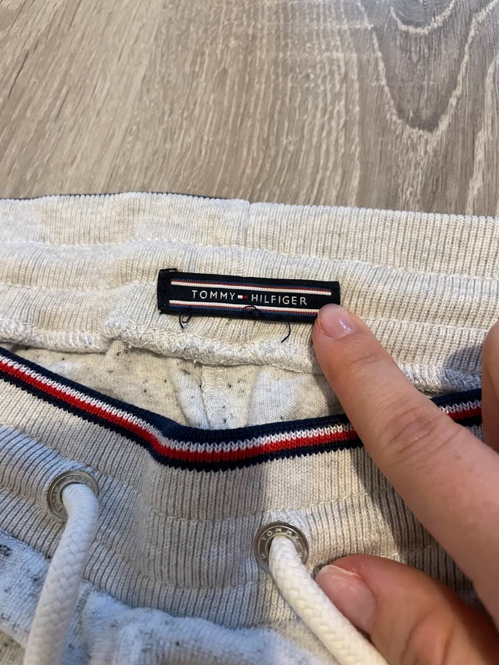 Tommy Hilfiger Hose Gr. S in hellgrau in Bad Sobernheim