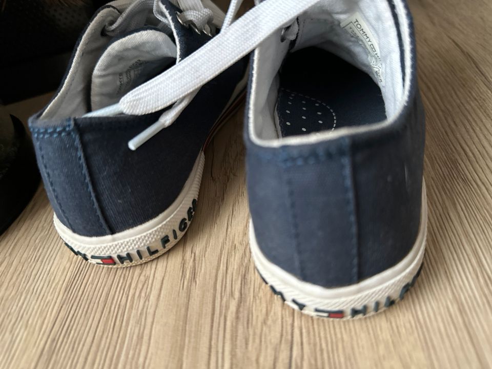 Tommy Hilfinger  Kinder Schuhe 30 in Neunkirchen-Seelscheid