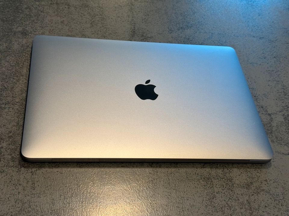 MacBook Pro 13“ 2020, 16GB RAM, 512GB SSD, 2.0 GHz i5, Space Grey in Frankfurt am Main