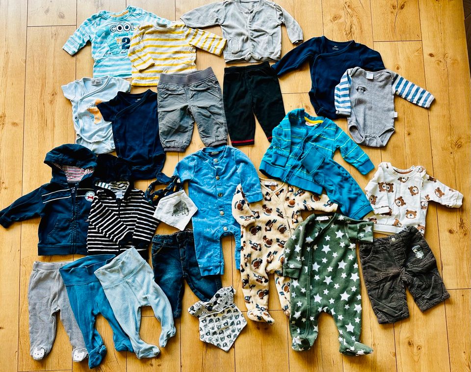 Jungen Baby Paket 62 Pulli, Strampler, Hosen, Dreiecktücher, Body in Altrip