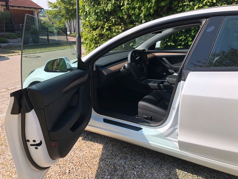 Tesla Model 3 RWD | 9.500 km| 11/2022 | wie neu in München