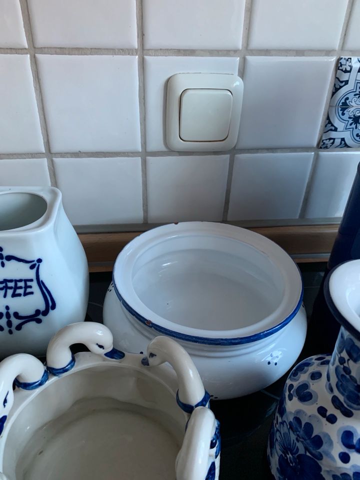 Schöne blau/weisse Küchendekoration in Niederkassel