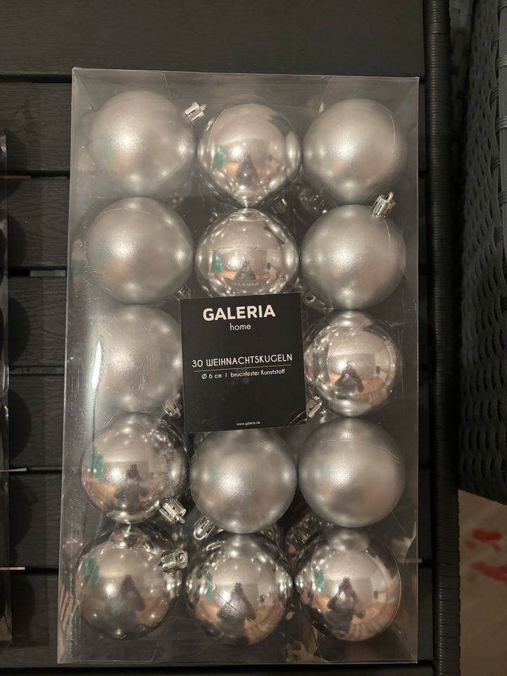 Weihnachtskugeln aus Kunststoff in Silber in Lampertheim