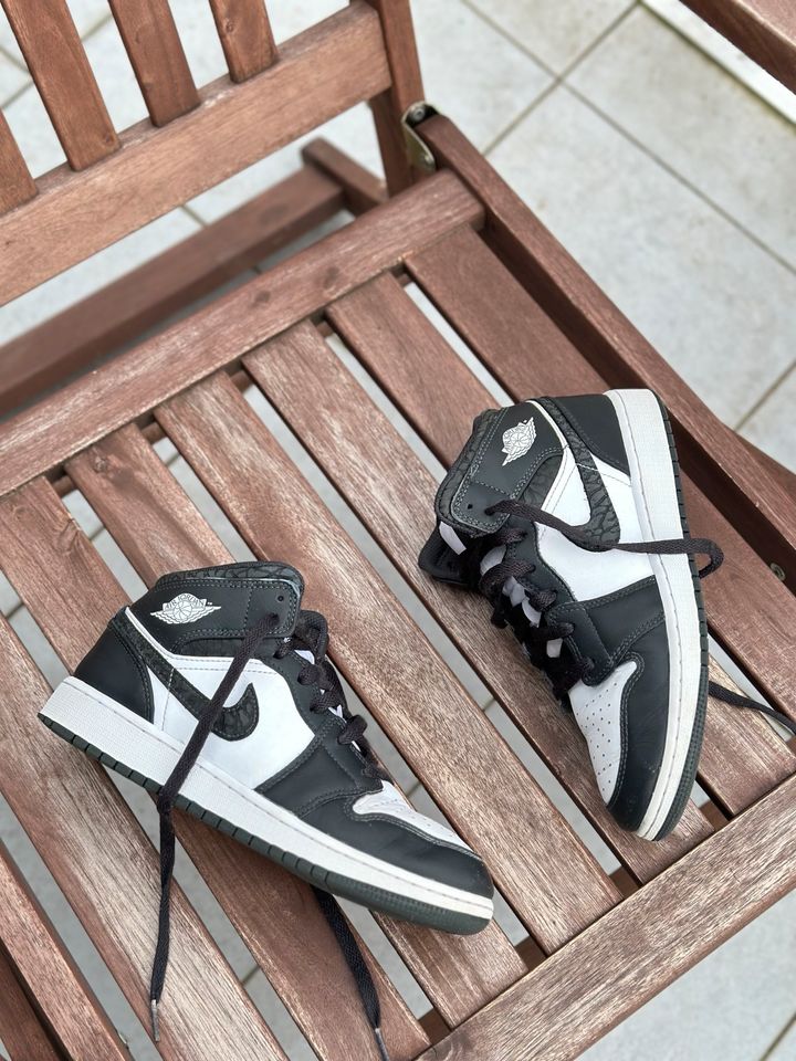 Schuhe Nike Air Jordan 1 Mid SE Panda Elephant shoes in Korschenbroich