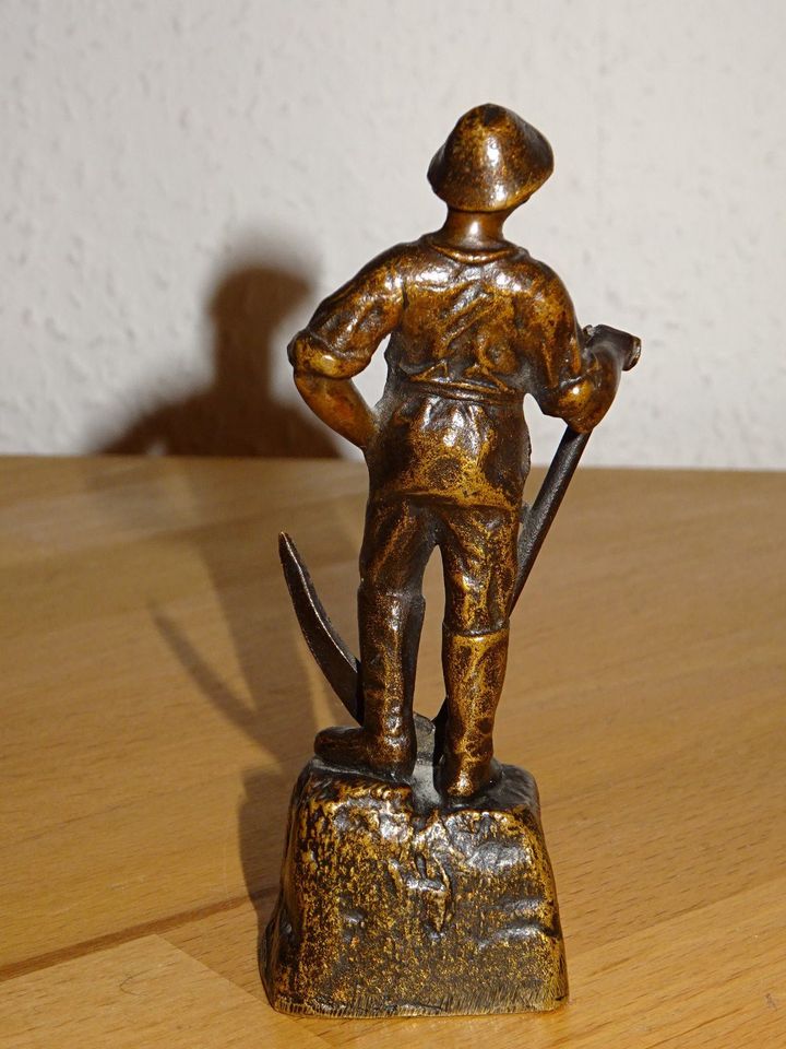 Bronzefigur "Bauer mit Sense" in Rösrath