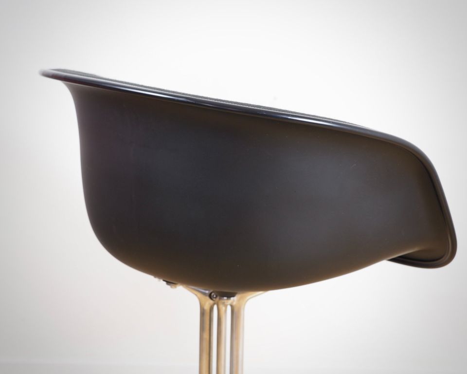 Vitra La Fonda Chair mit Vollpolster in schwarz in Stuttgart