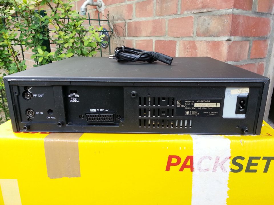 Leicht defekter VHS-Videorecorder Panasonic NV-SD30 in Berlin