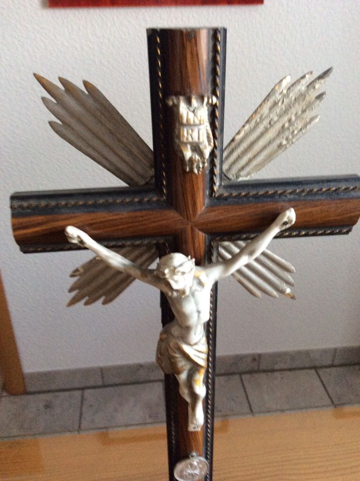 Antikes Holzkreuz  mit Porzellankorpus, ca. 100 Jahre alt in Homburg