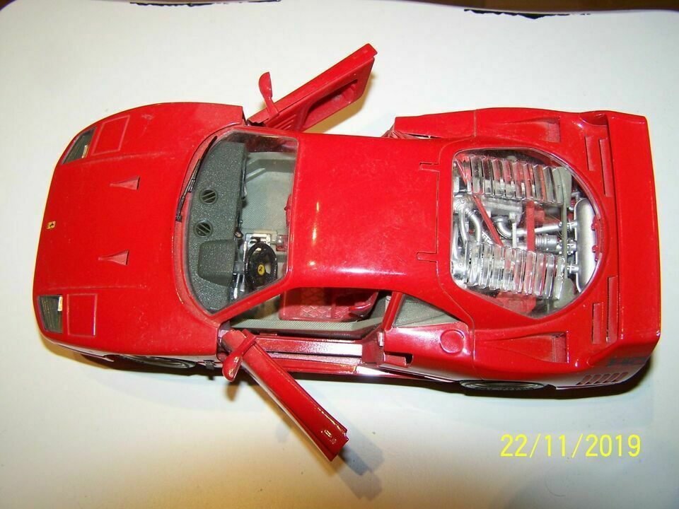 Burago Modellauto Ferrari F40 1987 Metall Maßstab 1:18 unbespielt in Cottbus