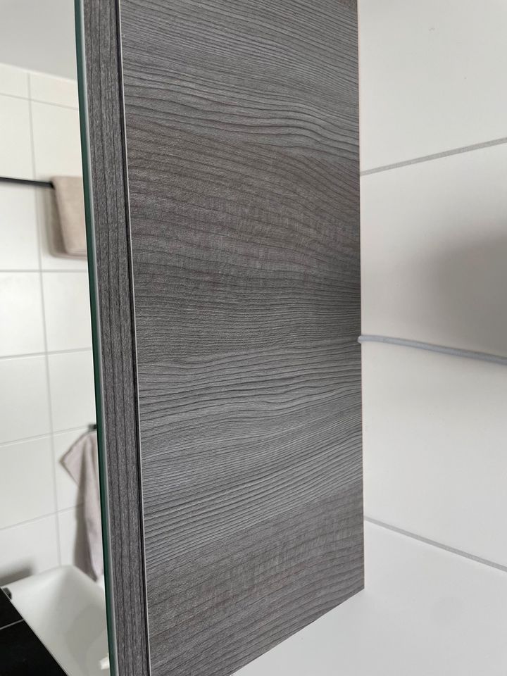 Spiegelschrank, 3 Türen / 72x115x20 cm / UVP 230€ in Benningen