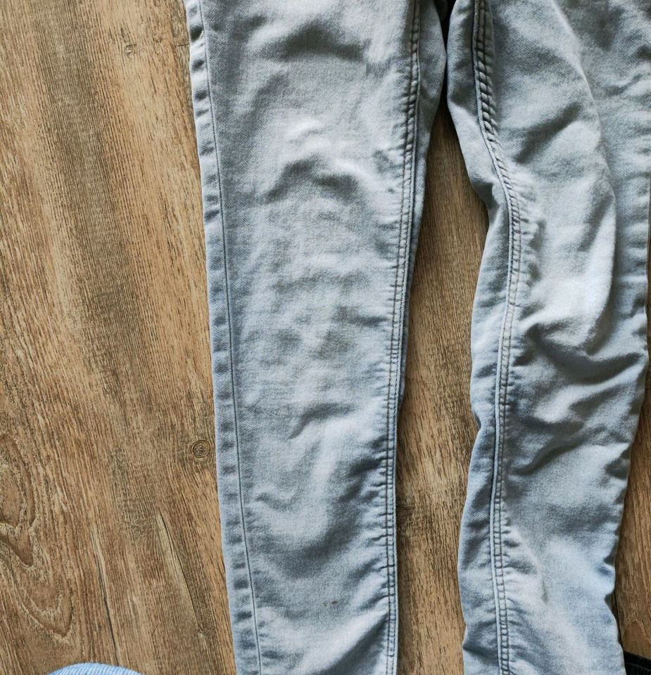 Kleiderpaket 140/146 Jeans T-Shirt Pullover Regenhose in Bad Oldesloe