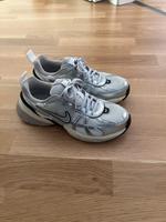 Nike V2K run weiß silber schwarz Sneaker Turnschuhe Hessen - Wiesbaden Vorschau
