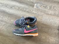 Schuhe Sportschuhe Nike Gr. 36 Top Zustand Niedersachsen - Lüneburg Vorschau
