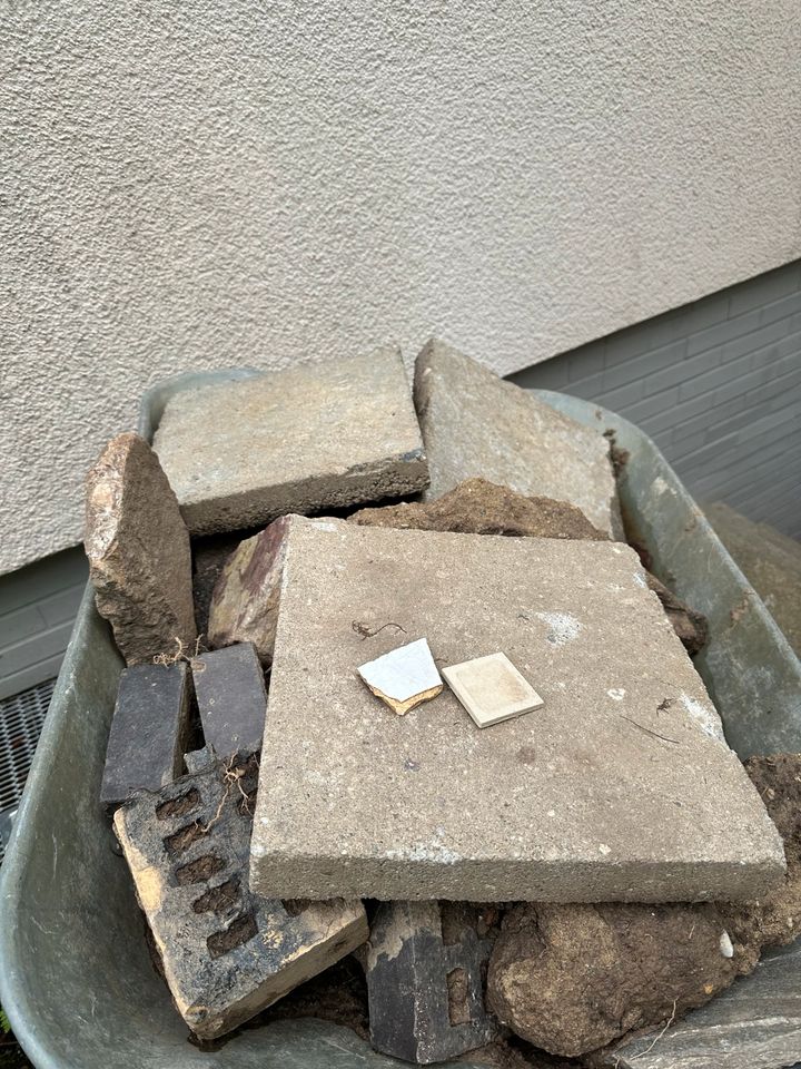 Steine Platten Ziegel Backsteine zu verschenken in Bad Soden am Taunus
