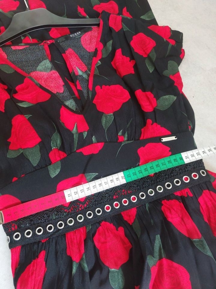 Langes Kleid Guess Rosen rot schwarz Maxikleid Gala V-Ausschnitt in Bad Oldesloe