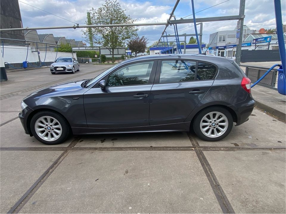 BMW 116i Limousine metallic grau in Berlin