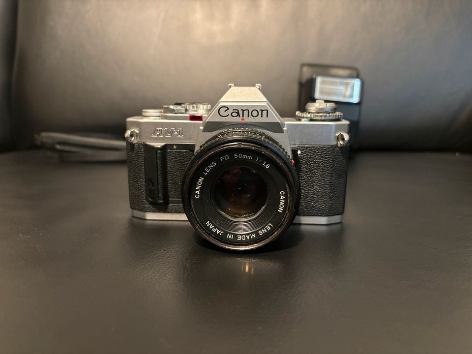 Canon AV-1 SLR Kamera mit FD 50mm 1: 1.8 Objektiv in Herten