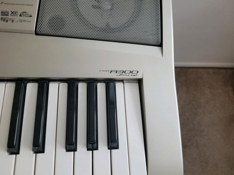 YAMAHA Keyboard PSR-A300 in Esslingen