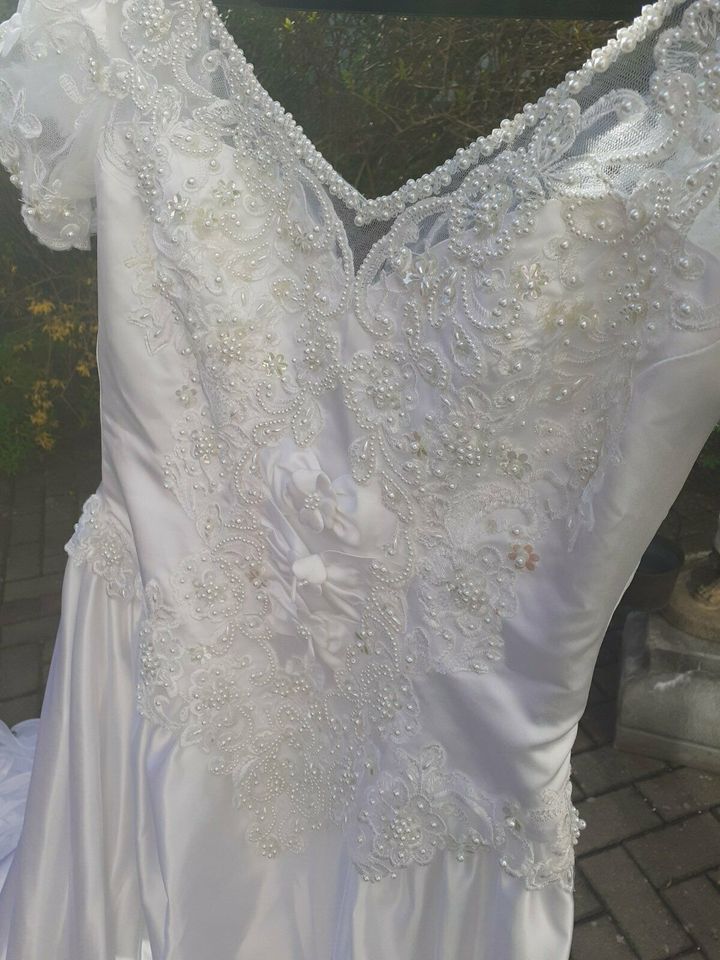 Brautkleid, Hochzeitskleid, weiß mit Rüschen, Pailletten und Reif in Zirndorf