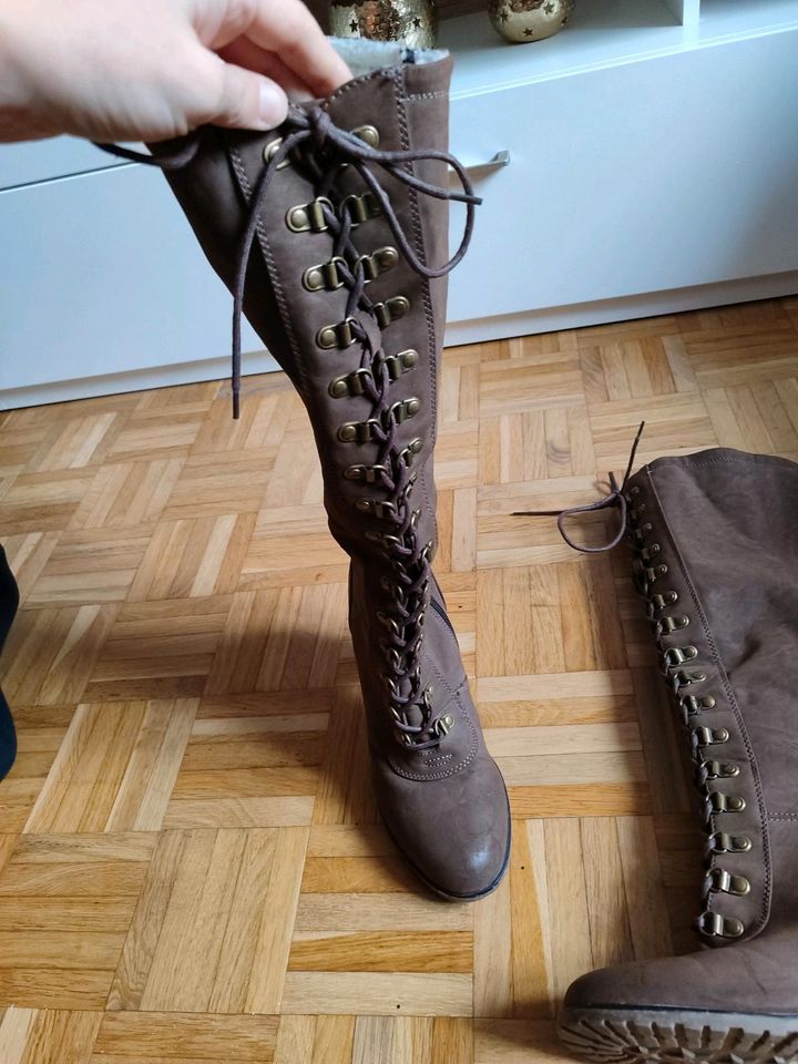 Stiefel braun mit Schnürung in München