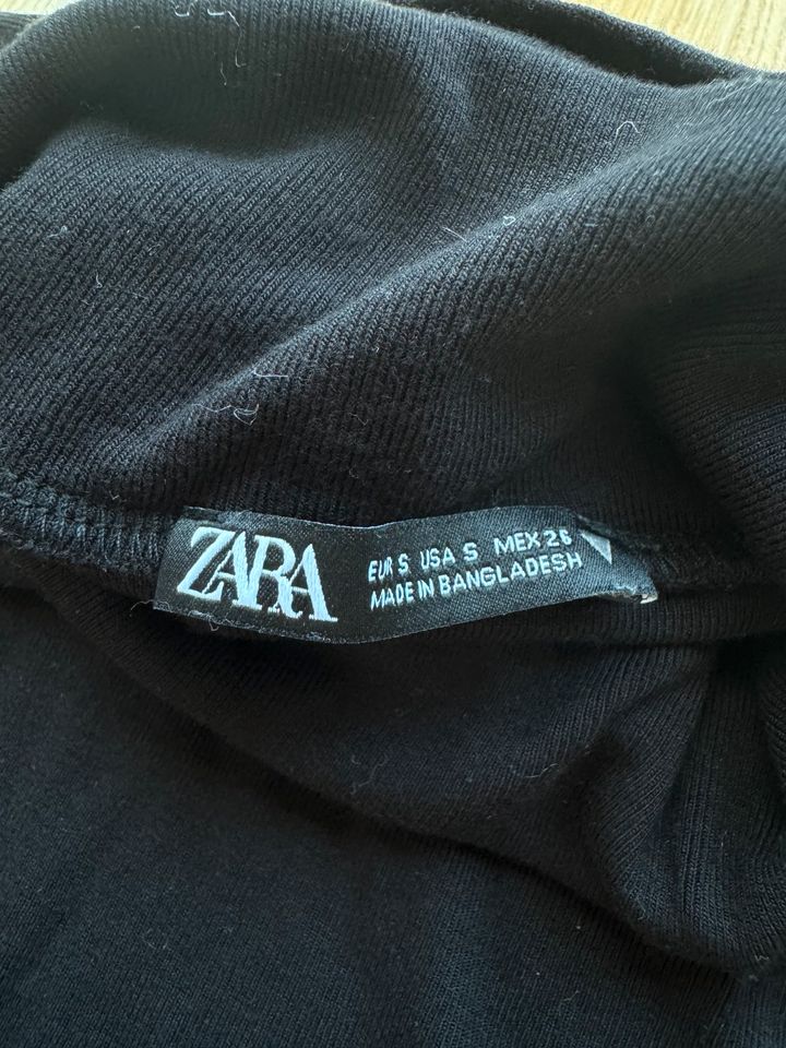 Schwarzer Turtleneck-Longsleeve von Zara in München