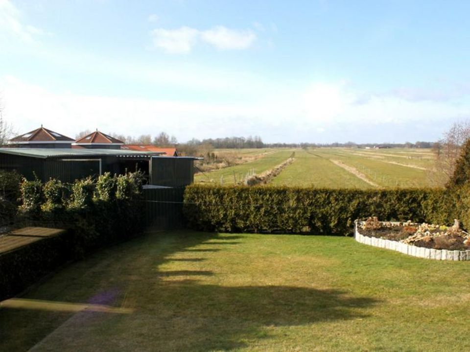 Moderner Bungalow mit Blick ins Grüne in Midlum