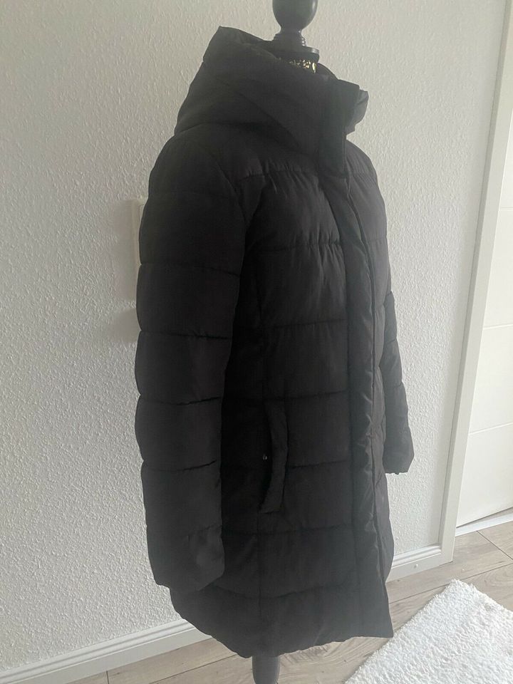 schwarzer Parka in Mönkhagen