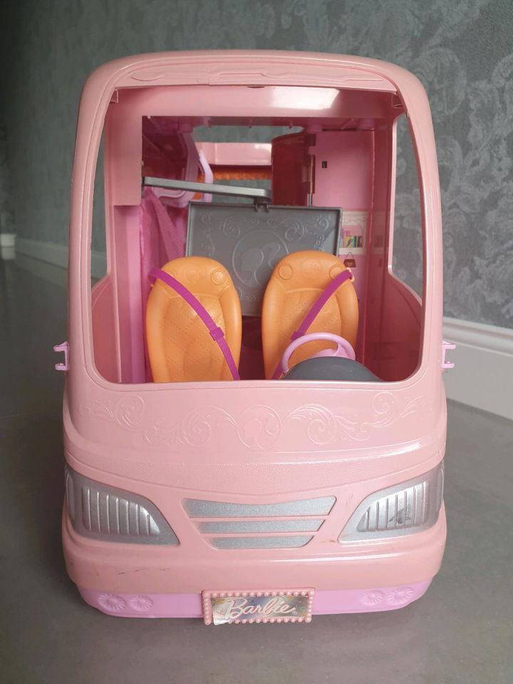 Barbie Wohnmobil Camper mit Zubehör in Kollweiler