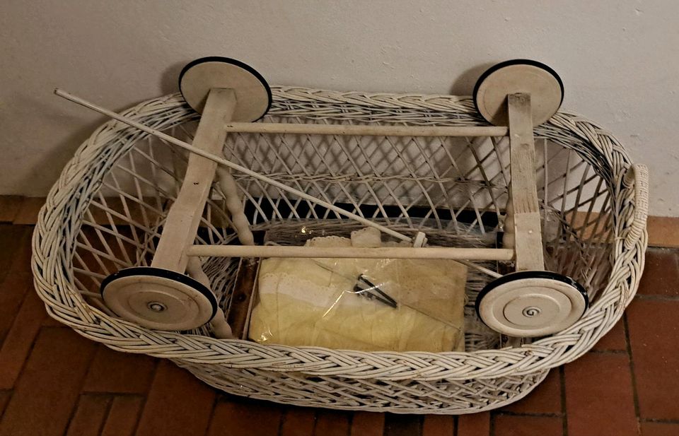 Rattan Babybett / Stubenwagen mit Himmel und Deckenbezug in Hamburg