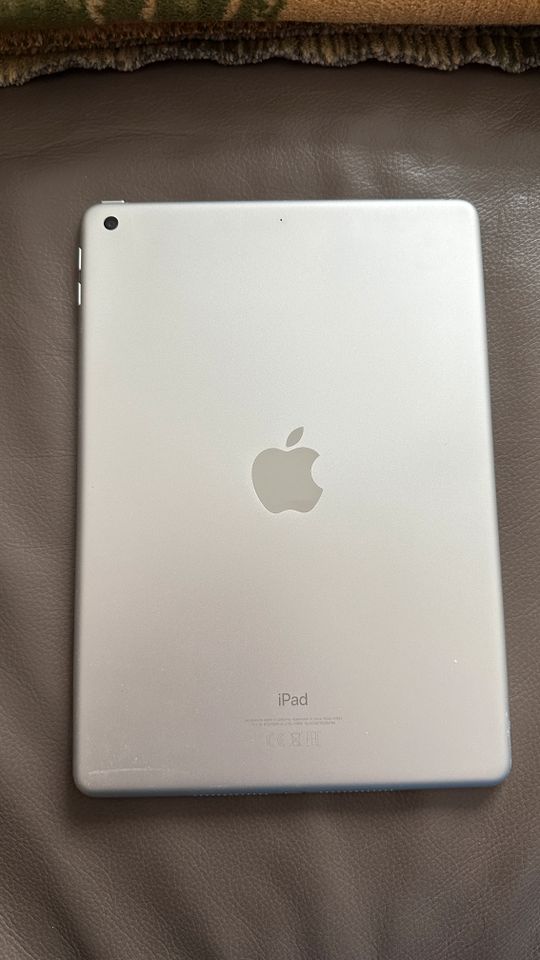 Apple Ipad 9,7 (2018) 6. Generation, 128GB WiFi in Silber in Castrop-Rauxel