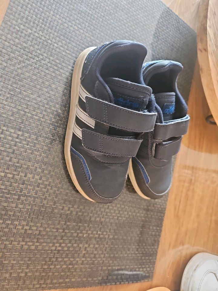 Kinder sneaker Schuhe Adidas in Burscheid