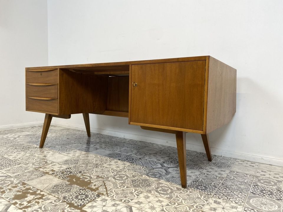 WMK Besonders schöner & gut erhaltener großer Mid-Century Schreibtisch , freistehend, mit Schubladen, Ausziehplatte & formschönen Holzgriffen # Arbeitstisch Desk Sekretär Bürotisch Vintage 50er 60er in Berlin