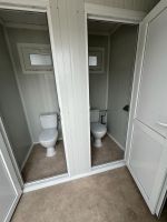 ⚡️ NEUWARE - SCHLÜSSELFERTIG - VERSAND EUROPAWEIT ⚡️ Sanitärcontainer 6 x 2,4 m - Separater Damen- & Herrenbereich - Damentoilette Herrentoilette WC-Container Urinal Veranstaltungscontainer Bau Event Bayern - Brunnen Vorschau